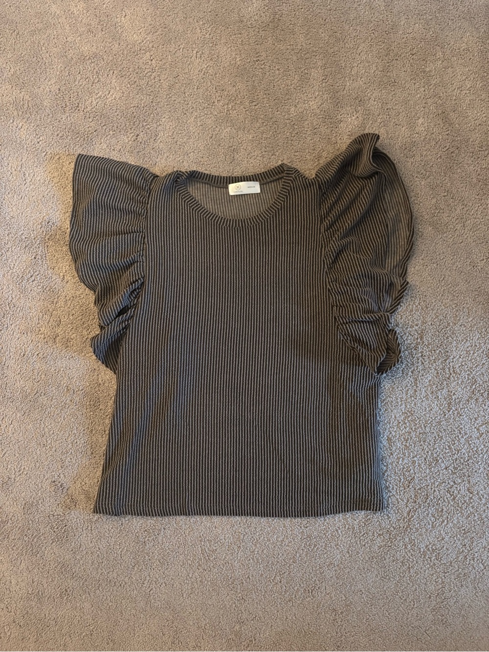 Ribbed Flutter Sleeve Tee in Charcoal Gray